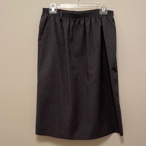 Alfred Dunner Grey Skirt with pockets.       Size 14P